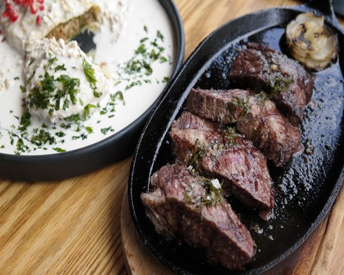 Persona trabajando cómodamente desde su departamento en Chile con luz natural filtrada