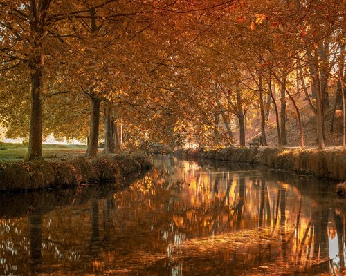 Vista de oficina iluminada durante la tarde en Santiago