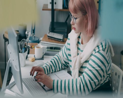 Persona con buena postura frente al computador en su hogar