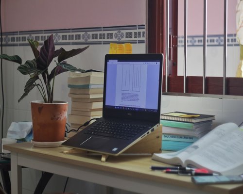 Escritorio organizado con laptop